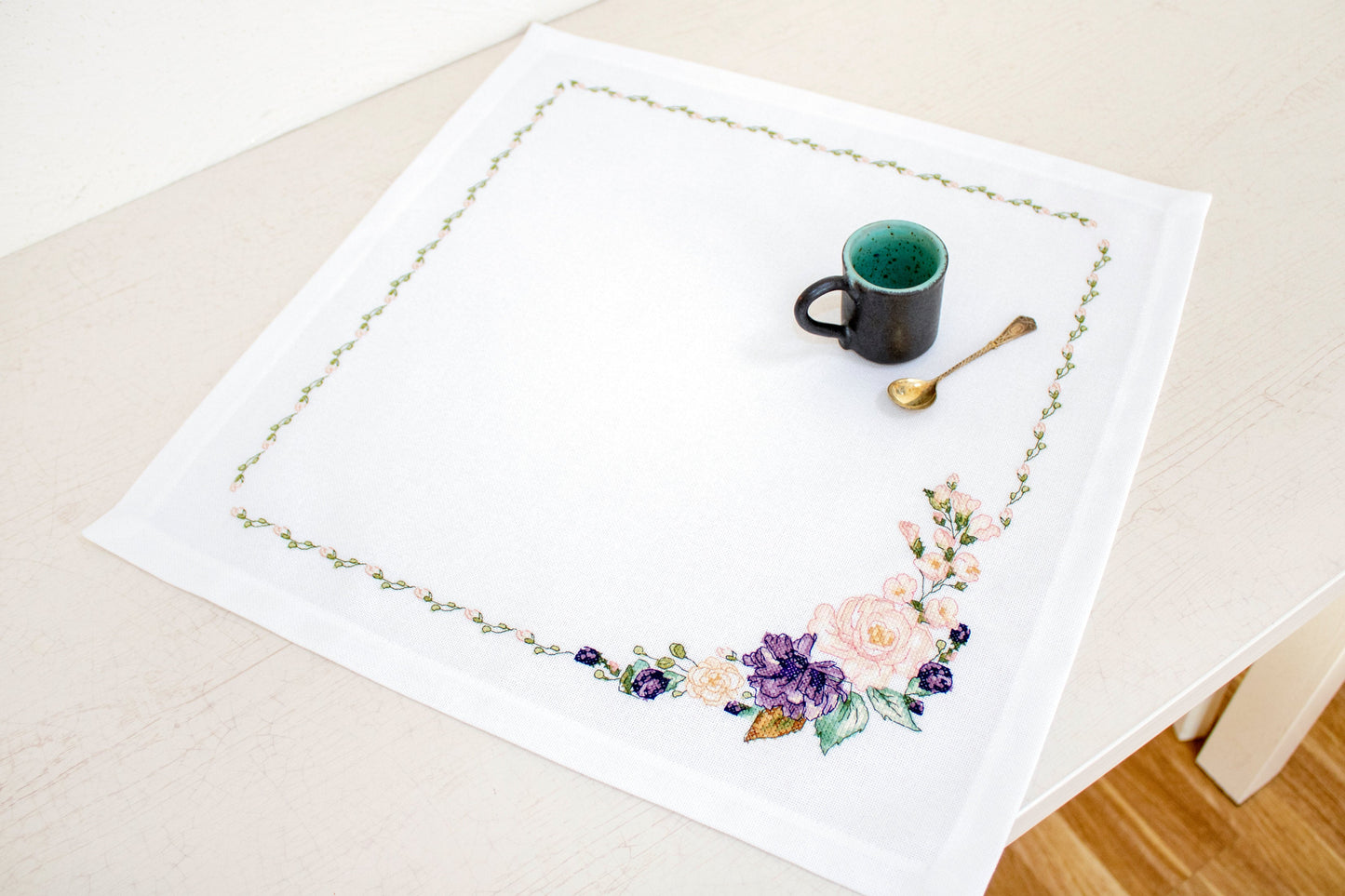 Table Topper - Cross Stitch Kit Table Cloth, FM021